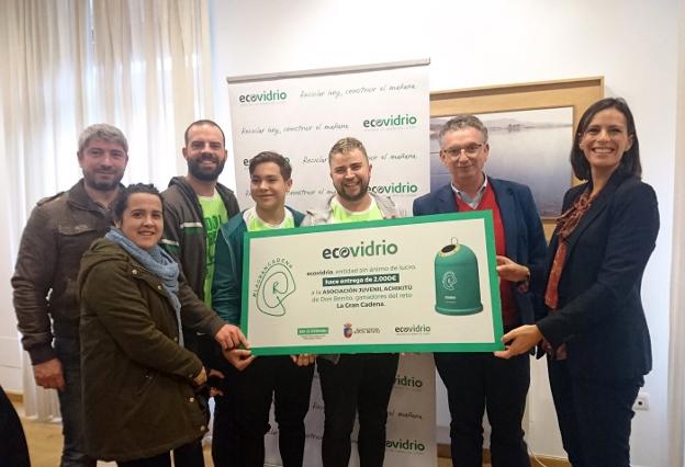 Entrega del premio en el Ayuntamiento de Don Benito. :: e. d./