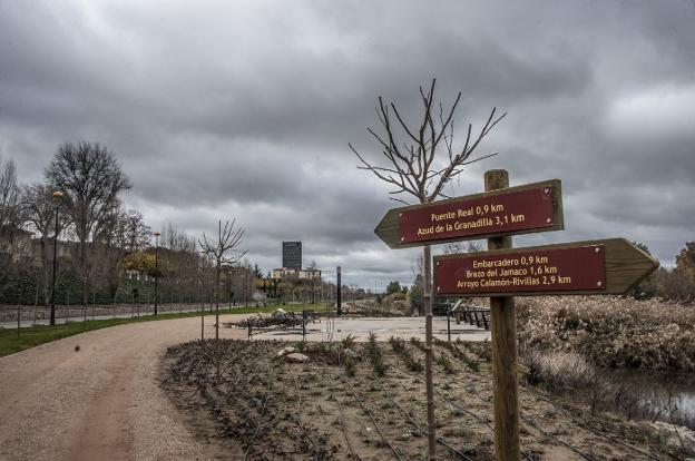 Señalización del camino natural del Guadiana en el nuevo sendero bajo el paseo fluvial. :: Pakopí/