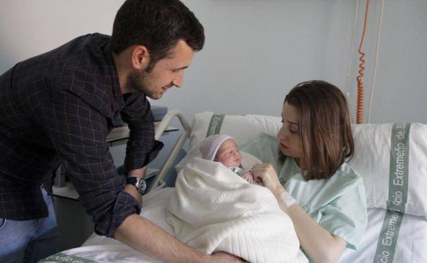 Silvia Nieto, junto a la pequeña Claudia y Carlos Carrasco, padre de la criatura::/L.C.