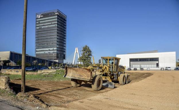 Las máquinas trabajando en el aparcamiento junto a la Biblioteca del Estado. :: /J.V. ARNELAS