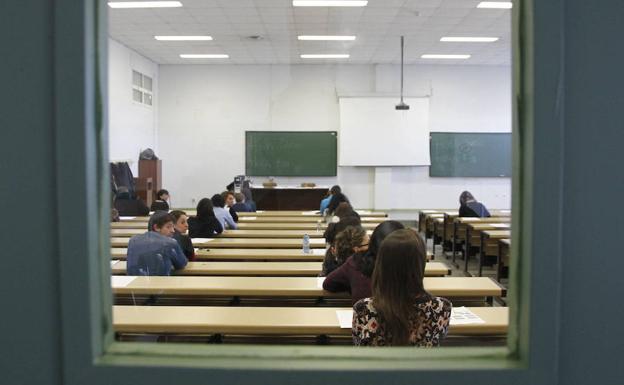 Aspirantes en un examen para entrar a trabajar en el Servicio Extremeño de Salud./HOY