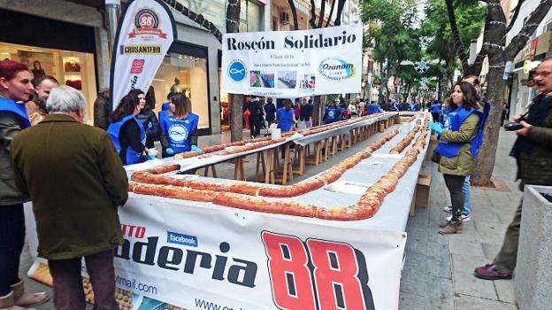 Los voluntarios de Ozanam repartieron ayer el roscón. :: e. d./