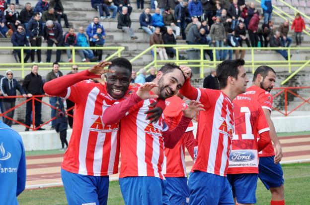 Gonzalo y Diop celebran el gol de la victoria. :: e. d./
