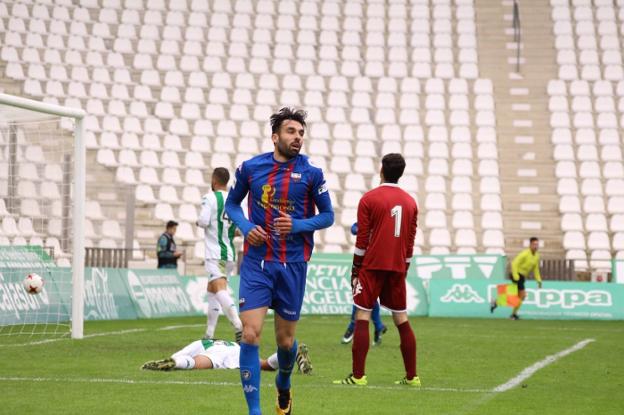 Enric Gallego, tras uno de los tantos en el Nuevo Arcángel ante el Córdoba B. :: Alberto Lorite/