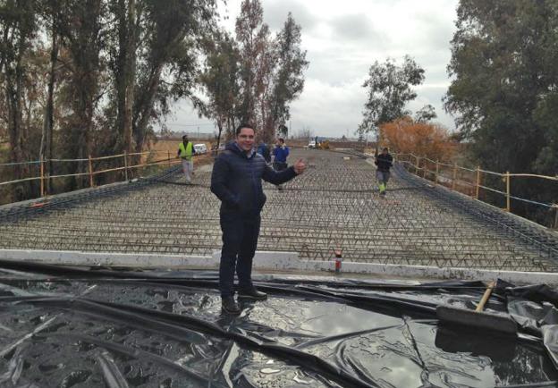 El alcalde ante el puente de la carretera hormigonado. :: f. h./