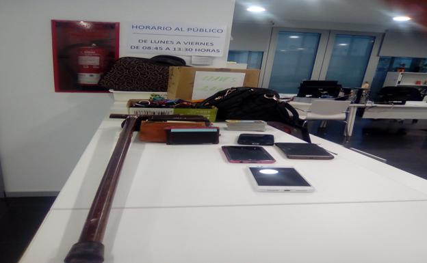 Algunos de los objetos perdidos que guarda la Policía Local::HOY/