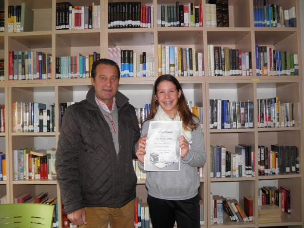 El alcalde con Alicia Retamosa, ganadora del concurso. :: A.C./