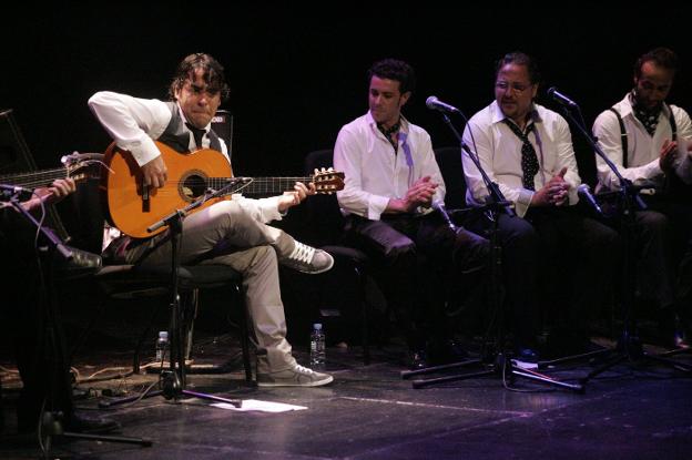 El guitarrista Daniel Casares, en el escenario. :: HOY/