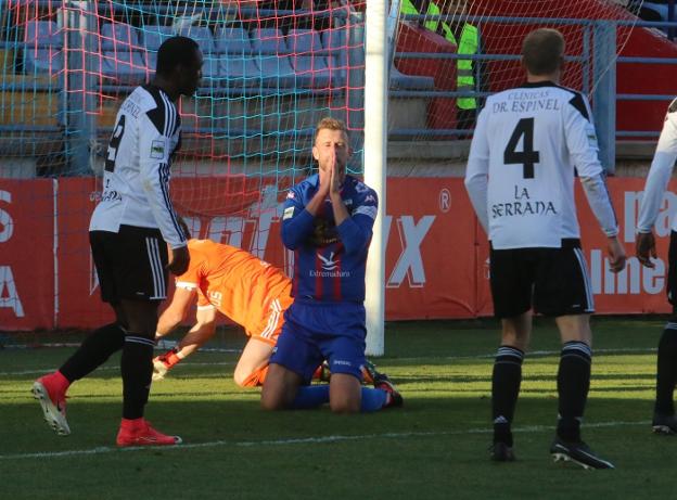 Álex Barrera se lamenta por una ocasión fallada en el partido de ayer ante el Linense. :: j. m. romero/
