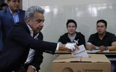 Lenín Moreno, actual presidente de Ecuador, vota en la consulta de este domingo./José Jácome (Efe)