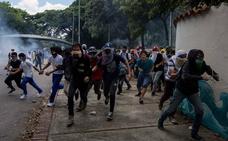 Manifestantes huyen de los antidisturbios en Caracas./Archivo