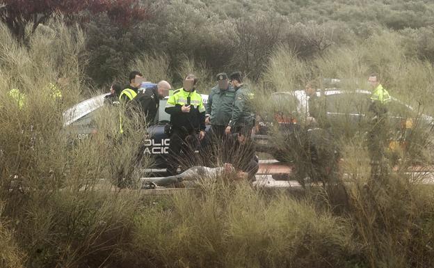 Imagen tomada minutos después del disparo mortal, con el preso fugado en el suelo. :: JORGE REY/