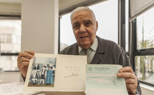 Elpidio Bernáldez con algunas de sus ‘joyas’. ::