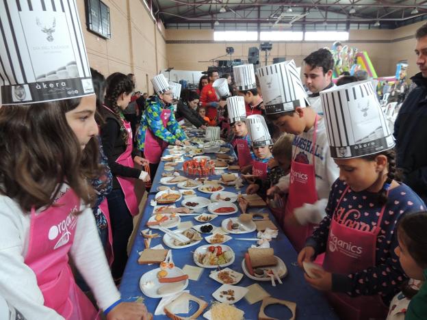 Una de las actividades infantiles que se llevaron a cabo el año pasado. :: FEDEXCAZA/