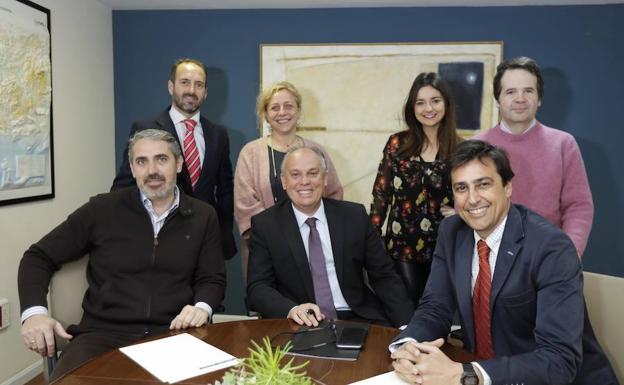 Los socios, Antonio y Juan Luis Pérez-Marín (centro y derecha, sentados), junto a parte del equipo de abogados. /RAÚL DOBLADO