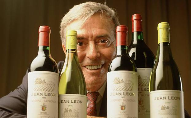 El bodeguero Jean Leon, con algunas de las botellas de su cosecha./R.C.