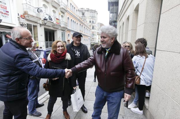 Pedro Almodóvar saludando ayer a las puertas de la Sala El Brocense, en la calle San Antón. :: cordero/