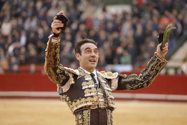 El diestro Enrique Ponce tras cortar dos orejas a su segundo toro. :: Juan carlos cárdenas/