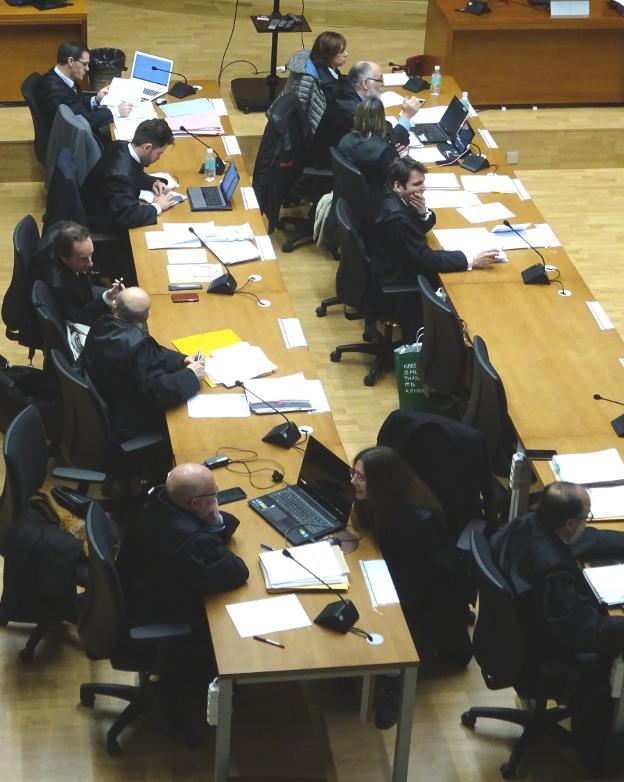 Parte de los abogados defensores en un receso del juicio. :: S. Guinea/