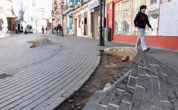 Las jardineras de la plaza de la Soledad son un obstáculo para el apso de los ciudadanos./Pakopí