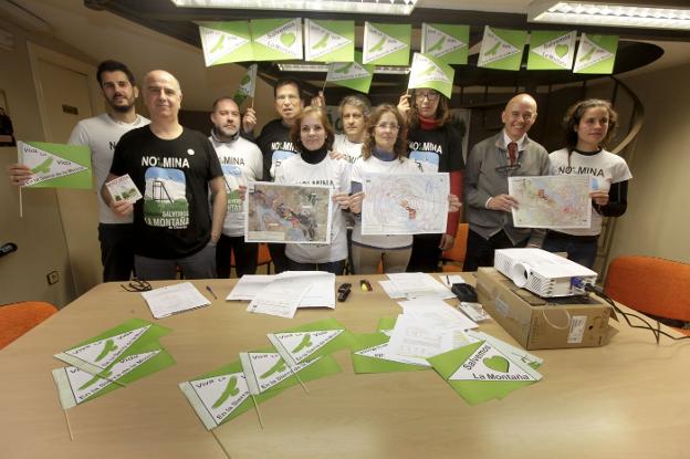 Miembros de la plataforma 'Salvemos la Montaña' tras la rueda de prensa de ayer. :: lorenzo cordero/