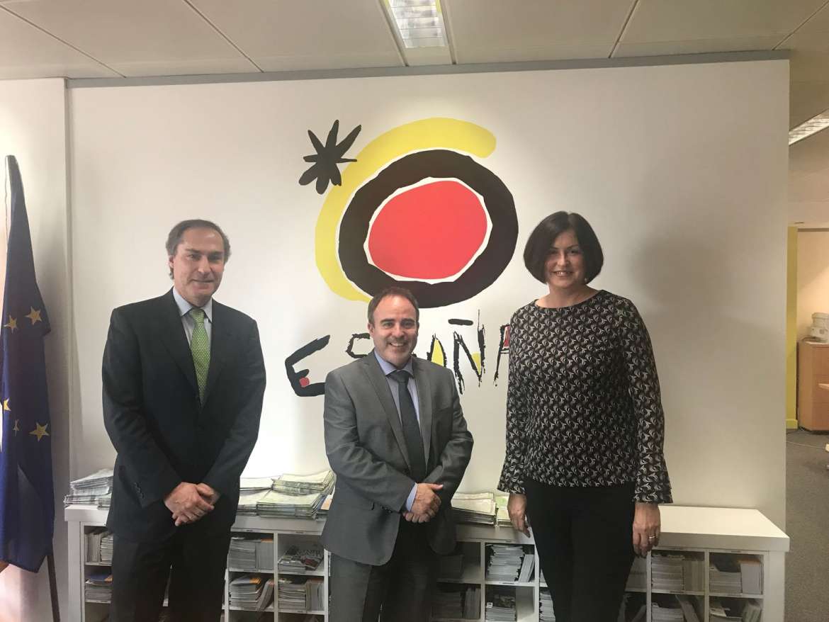 En el centro, el director general de Turismo de la Junta Francisco Martín Simón, junto a representantes del turoperador británico:: HOY/