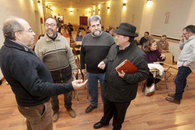 Participantes del debate celebrado el lunes. :: lorenzo cordero
/