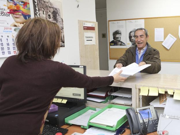Carlos Rico entrega los documentos en el registro. :: a. méndez/