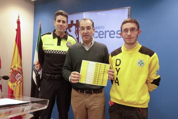 Dispositivo de seguridad en la calle San Antón en la Semana Santa del año pasado. A la derecha, pulseras identificativas. :: l. cordero/