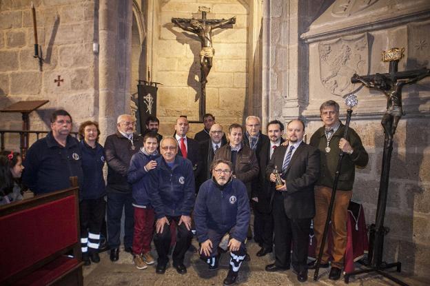 Directiva del Cristo Negro, junto a los premiados. :: jorge rey/
