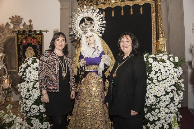 Maite Valor con su hermana Marivi y la Virgen de los Dolores. :: pakopí/