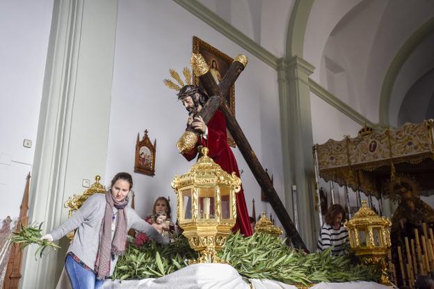 El monte de claveles del Cristo de la Espina será sustituido por brezo silvestre. :: J. V. ARNELAS/