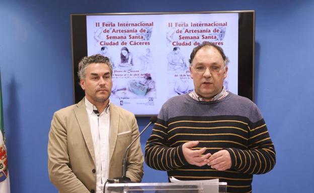 El concejal de Turismo y el presidente de la asociación de artesanos, en la presentación del evento. /Armando Méndez