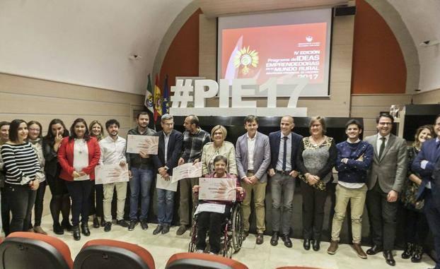 Ganadores del programa en una edición anterior junto a la presidenta de la Diputación de Cáceres, Rosario Cordero./HOY