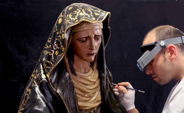 Ricardo Augusto Kantowitz restaurando la imagen de la Piedad.:HOY