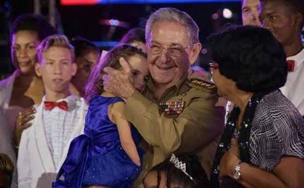 Raúl Castro asiste a un cumpleaños colectivo en la escuela para niños con necesidades especiales. /Efe