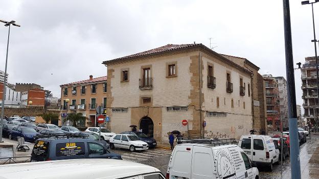 Antiguo hospital de San Roque, donde abrirá sus puertas un negocio de comida rápida. :: d. palma/