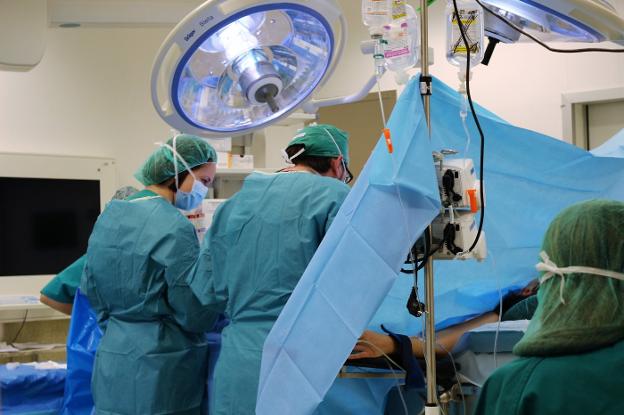 Las operaciones quirúrgicas superaron las 4.000 el año pasado. :: g. c./