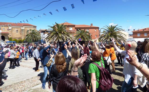 Ambiente festivo el sábado en Peraleda de San Román. :: MAM/
