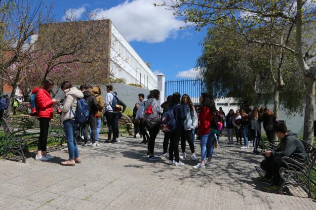 Varios grupos de jóvenes, en el exterior del Instituto Santa Eulalia. :: j. m. romero/