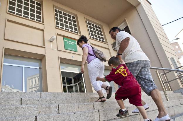 Una familia pacense acude a la Comisión de Escolarización. :: HOY/