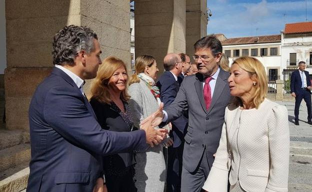 El ministro Catalá, a su llegada al Ayuntamiento de Cáceres::/LORENZO CORDERO