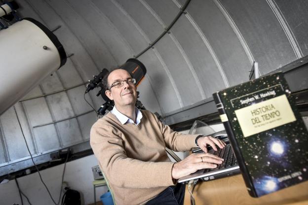 El profesor de Física Juan Ruiz en un laboratorio del campus de Badajoz. :: J.V. ARNELAS/