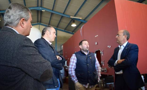 Monago propone una rebaja de impuestos para los autónomos extremeños