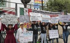 Personas protestan ante la embajada estadounidense en Ciudad de México contra la política de separación de familias migrantes aplicada por Washington./EFE