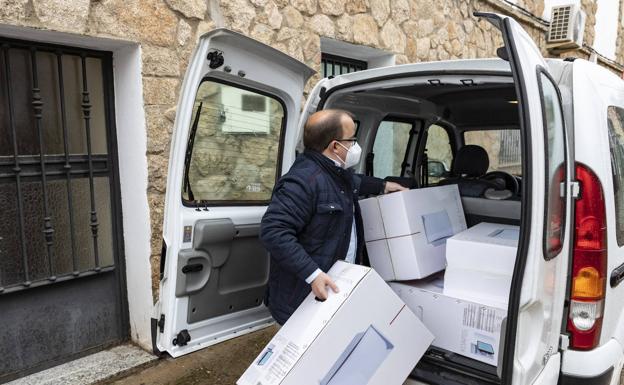 El comisionado saca de la camioneta uno de los autos que la ciudad ha comprado.