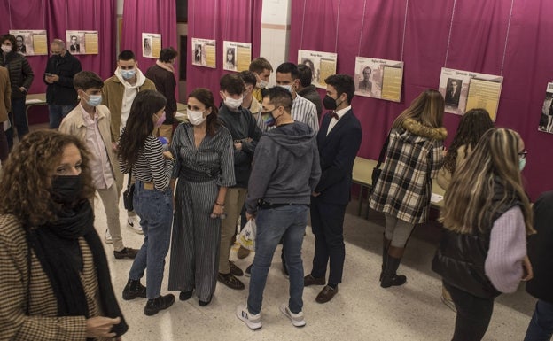 Participantes en la exposición 'Las sinombrero y la generación del 27' en el instituto Maestro Domingo Cáceres.