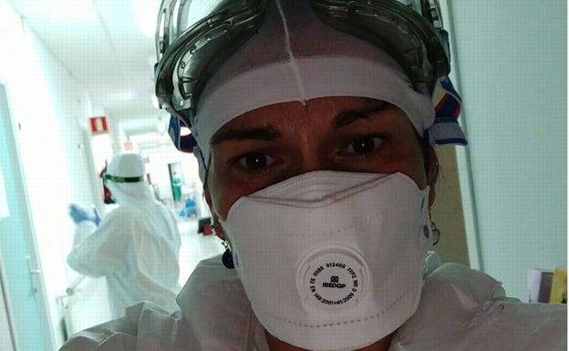 Eva Perea durante un turno en una residencia de ancianos.