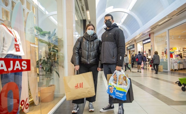 Alicia Ramos y Eduardo Reyes con sus compras, este viernes en la Ruta de la Plata de Cáceres.