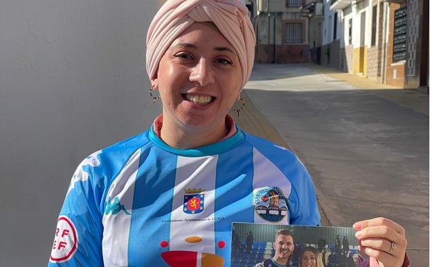 María muestra una foto con el futbolista Deco.